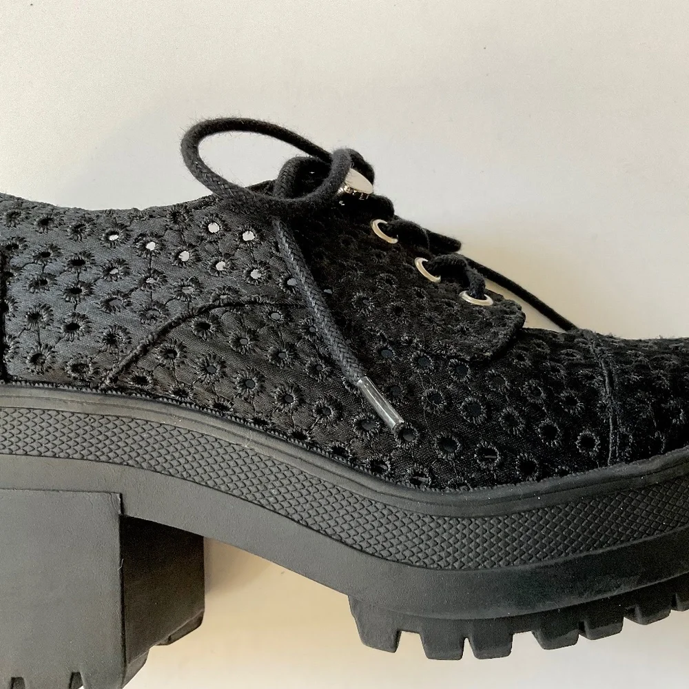 URBAN OUTFITTERS Eyelet Oxford Platform Black Size 7 LIKE NEW